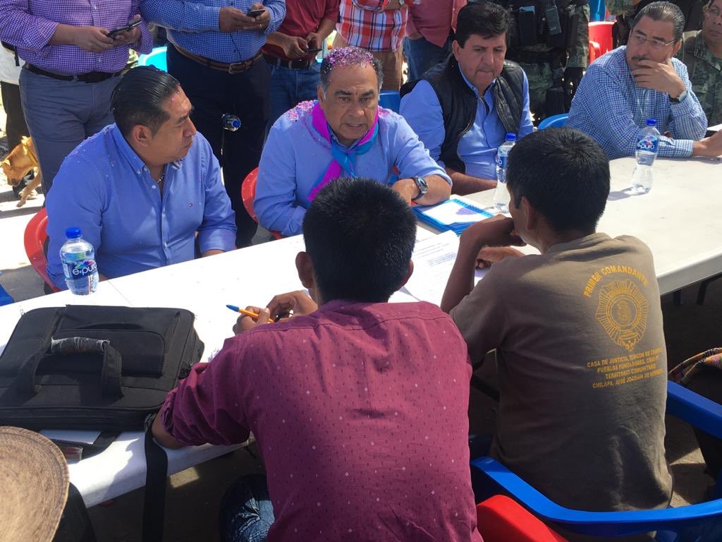 AleBravoAb's tweet photo. Participamos en la reunión que encabezó el Gobernador @HectorAstudillo con pobladores de Alcozacán, en Chilapa; en la que se alcanzaron grandes acuerdos. Es muy importante darle seguimiento a este asunto tan delicado y que sin duda será enfrentado con determinación. https://t.co/n3gNfzYMiQ