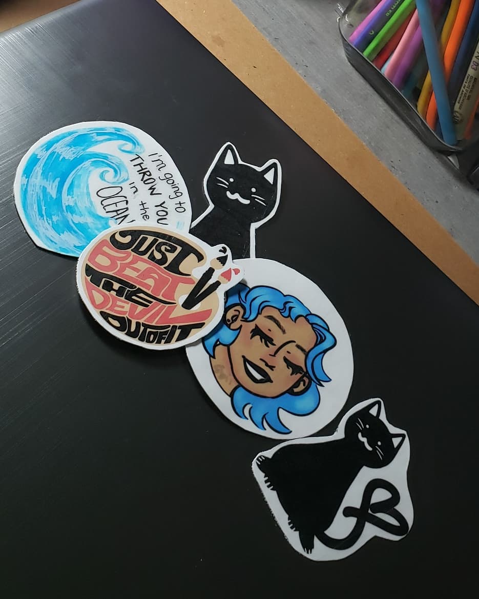 Spaceblondi's tweet image. I've finally learned how to make homemade stickers, thanks to a good friend of mine. If anyone is interested in customized sticker commissions, feel free to message me!
#handmadestickers #custommadestickers #artistsontwitter #originalart #art #digitalart #traditionalart #stickers