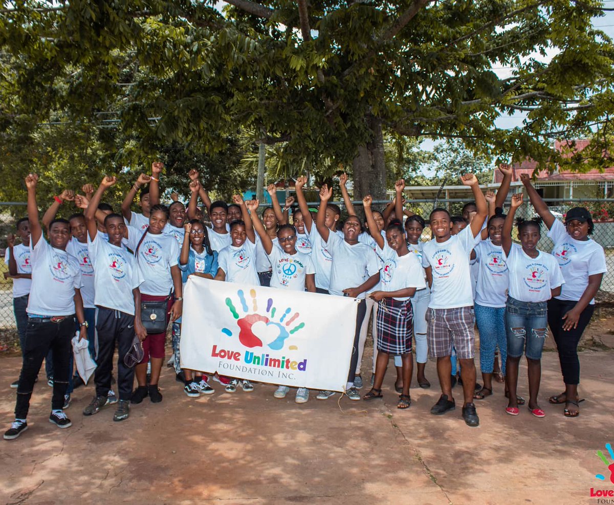 LoveUnlimited0's tweet photo. Our amazing #JrLoveTeam volunteers. The ones who pull at our heartstrings and inspire us to always make camp better. They are the definition of full circle.β₯οΈ Your donations also help provide school supply kits for those in highschool. #FlashbackFriday https://t.co/ZWmLNkEzJr