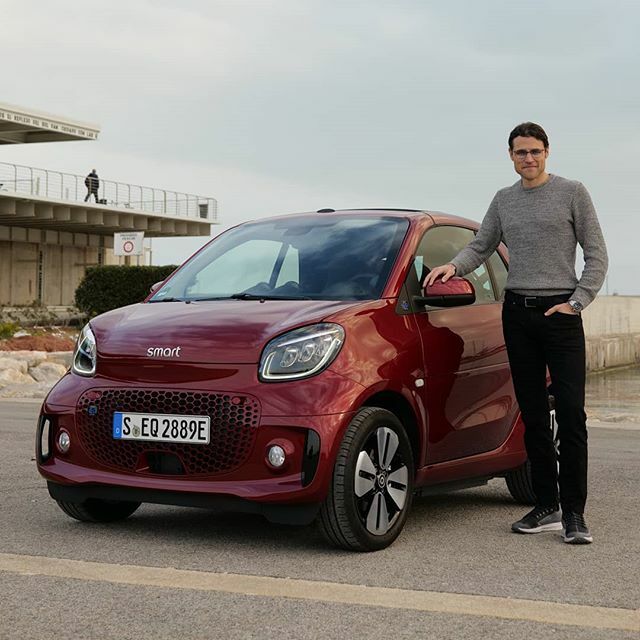 autogefuehl's tweet photo. Thomas is taking a look the facelift of the new Smart π Do you like the Smart?
#ad #advertising #smart #smartforease #smartlovers #smartlover #smartlove #smartstyle #mysmartstyle #smartstyles #smartfan #smartfans #smartfanclub #smartclub #smartlife #smartlifestyle #smartdes⦠https://t.co/tJMwTEFbWd