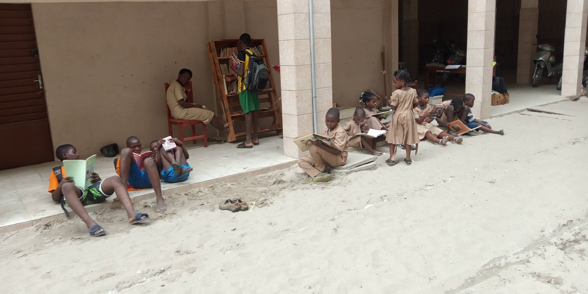 AGBEMAVOTino's tweet image. Even when they finished class, those students prefer spending time reading the #Mobile_library books. They don&apos;t have money to borrow and bring it home for the two weeks duration. So, we let them read there.

#wasexo @AshokaAfriqueFr @ClaupClaude @yalidakar #bookshelf