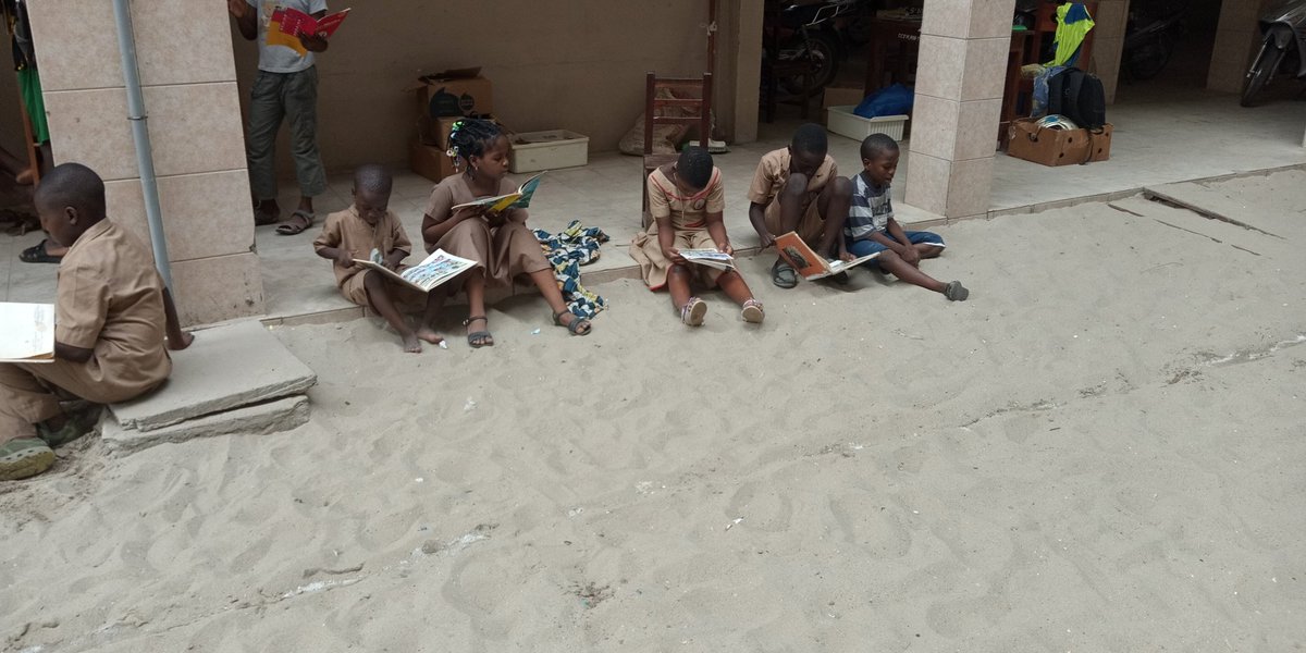 AGBEMAVOTino's tweet image. Even when they finished class, those students prefer spending time reading the #Mobile_library books. They don&apos;t have money to borrow and bring it home for the two weeks duration. So, we let them read there.

#wasexo @AshokaAfriqueFr @ClaupClaude @yalidakar #bookshelf