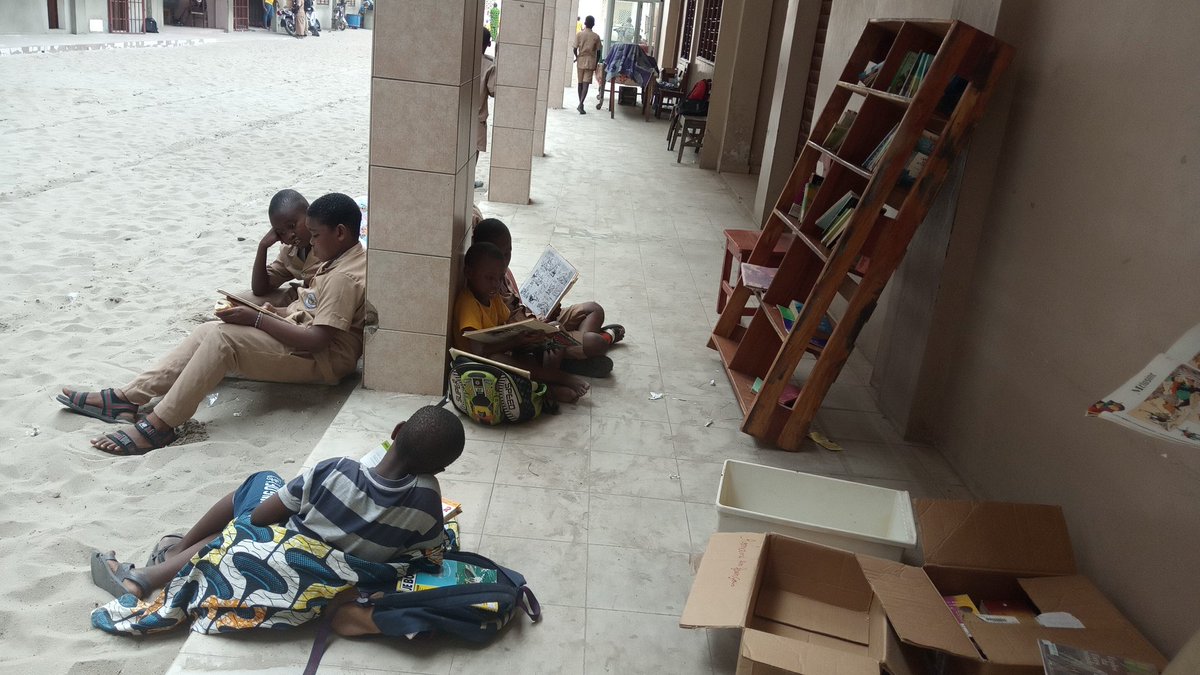 AGBEMAVOTino's tweet image. Even when they finished class, those students prefer spending time reading the #Mobile_library books. They don&apos;t have money to borrow and bring it home for the two weeks duration. So, we let them read there.

#wasexo @AshokaAfriqueFr @ClaupClaude @yalidakar #bookshelf