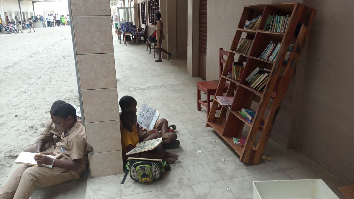 AGBEMAVOTino's tweet image. Even when they finished class, those students prefer spending time reading the #Mobile_library books. They don&apos;t have money to borrow and bring it home for the two weeks duration. So, we let them read there.

#wasexo @AshokaAfriqueFr @ClaupClaude @yalidakar #bookshelf