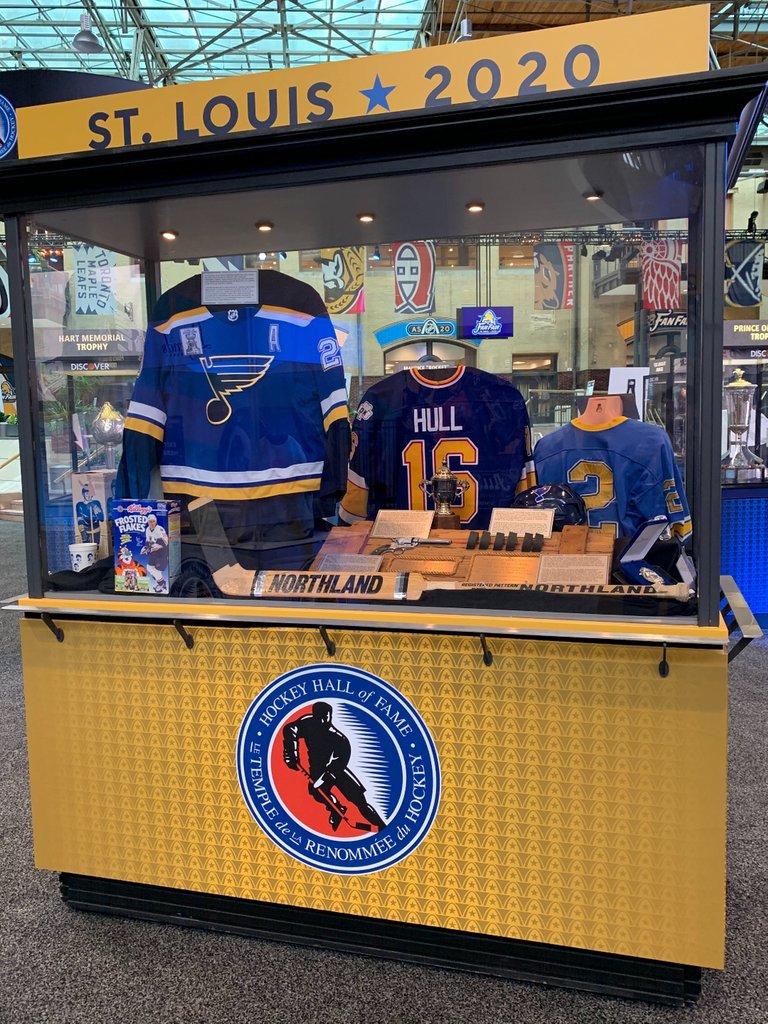 ToppsNHL's tweet photo. It seems Brett Hull has taken over #NHLFanFair. ๐
This @NHL legend is now at the #ToppsNHL booth (#601) doing digital SKATE autographs and sticker signings! Stop by and say hello! https://t.co/8CQM52Bpj6