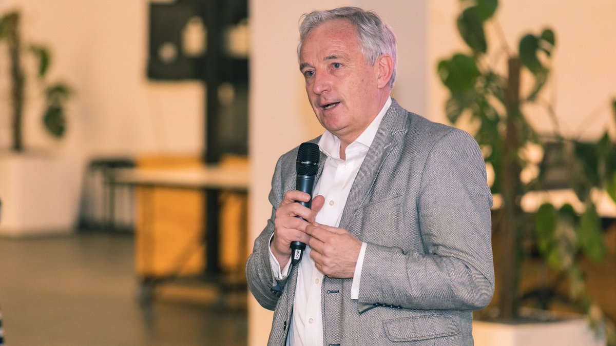 Inspiration auf höchstem Niveau: <a href="/KatyRoewer/">Katy Roewer</a> @muewue und Frauke Mispagel (OGDS) heizten über 100 Teilnehmer*innen an Tag 1 von develop<HER> ordentlich ein. Morgen geht’s dann in die Sessions: Blockchain, Python, App-Entwicklung u.v.m. stehen auf dem Programm. #developher3null