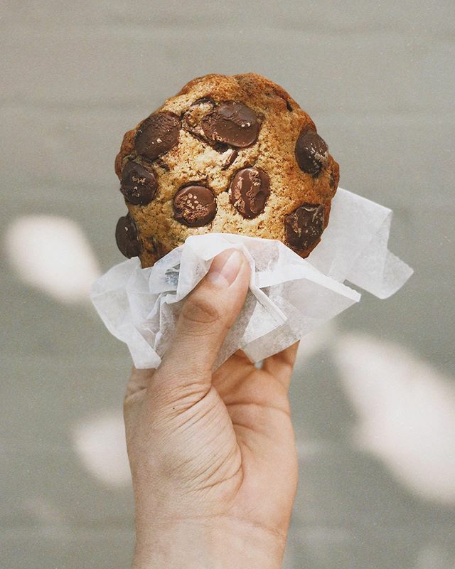 Kraftsmenbaking's tweet photo. TGIF and it’s the perfect day for one of our delicious chocolate chunk cookies. In our professional opinion these have the perfect ratio of chocolate to cookie, but don’t take our word for it, come and try one yourself! https://t.co/g841TIQnkx https://t.co/VG7azLhTAE