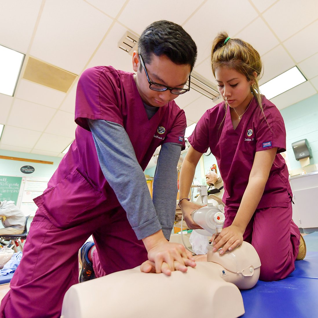 La Academia de Falls Church y HOSA (Estudiantes de Ciencias de la Salud de América) ofrecerán la Feria Anual de Universidades y Carreras de la Salud el lunes, 27 de enero de 2020, de las 9:00 a.m. a las 12:00 p.m. en Falls Church High School. Detalles: fcps.edu/news/falls-chu…