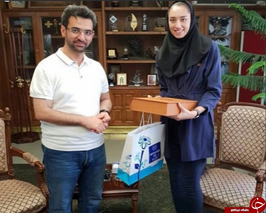 rmng98's tweet photo. رفیقان دوستان ده ها گروهند    که هر یک در مسیر امتحانند
گروهی صورتک بر چهره دارند    به ظاهر دوست اما دشمنانند
گروهی وقت حاجت خاکبوسند    ولی هنگام خدمت ها نهانند 
بر این بی عصمتان ننگ جهان باد    که چون خوکند و بل بدتر از آنند 
#کیمیاعلیزاده
#آفتاب_پرست
#وطن_فروش
فریدون مشیری https://t.co/aeuBUv3z5J