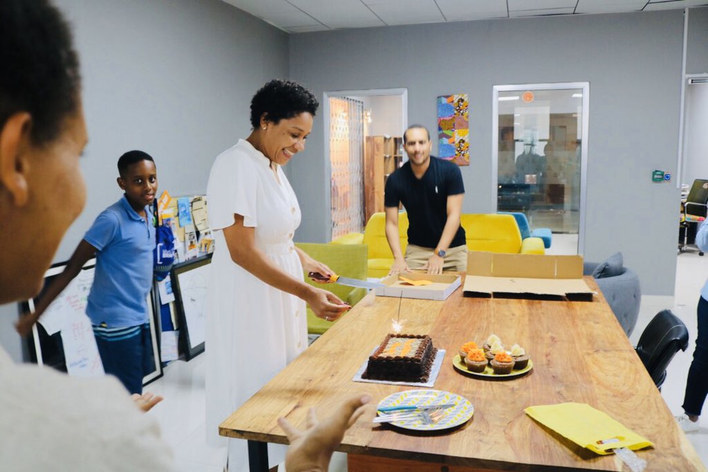 MirandaNaiman's tweet photo. When your team creates a scavenger hunt that forces you to hunt for your birthday cake! ππ§‘
#TeamLove #CakeAddicts https://t.co/3UoMEYgC9j