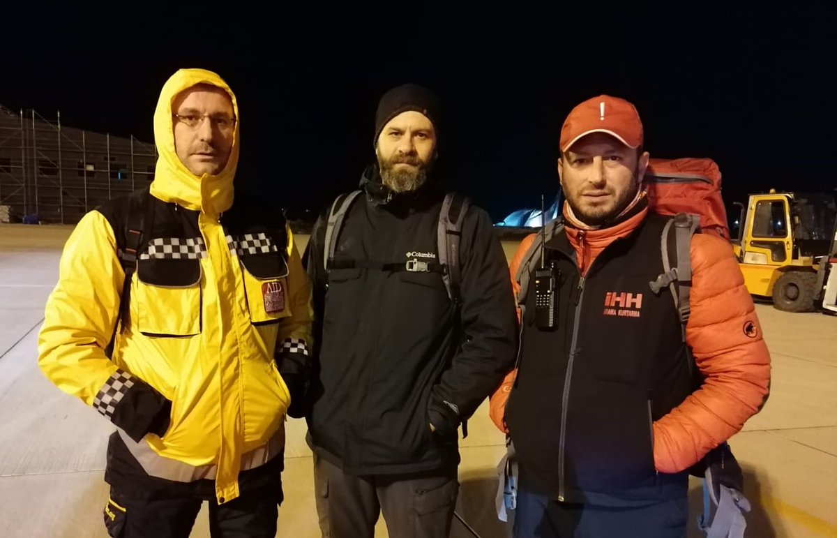 aidoctors's tweet photo. Depremden etkilenen vatandaşlarımıza sağlık yardımı götürmek ve tıbbi arama kurtarma çalışmalarına destek olmak için Elazığ’a doğru yola çıktık. #deprem #Elazığ https://t.co/ULVWO3UrrT