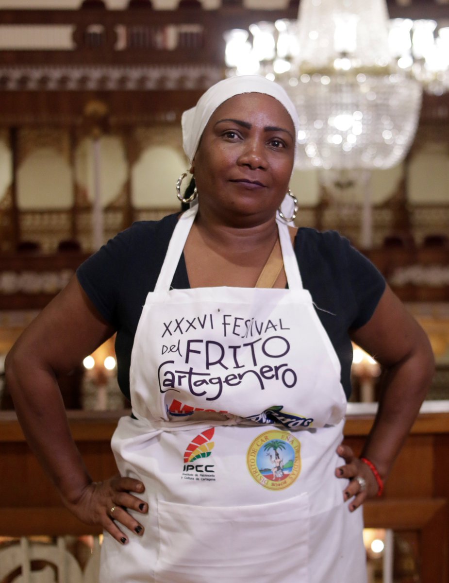 Ipcc_Cartagena's tweet photo. Xiomara Mosquera Tilves hace parte las 65 mesas seleccionadas en el #XXXVIFestivaldelFrito. Sus manos preparan los mejores fritos de Cartagena.
#ComerFritosEs #ComparteTufrito #FritandoConAmor #FiestasdelaCandelaria2020 #TanTAM https://t.co/m67AX8udX1