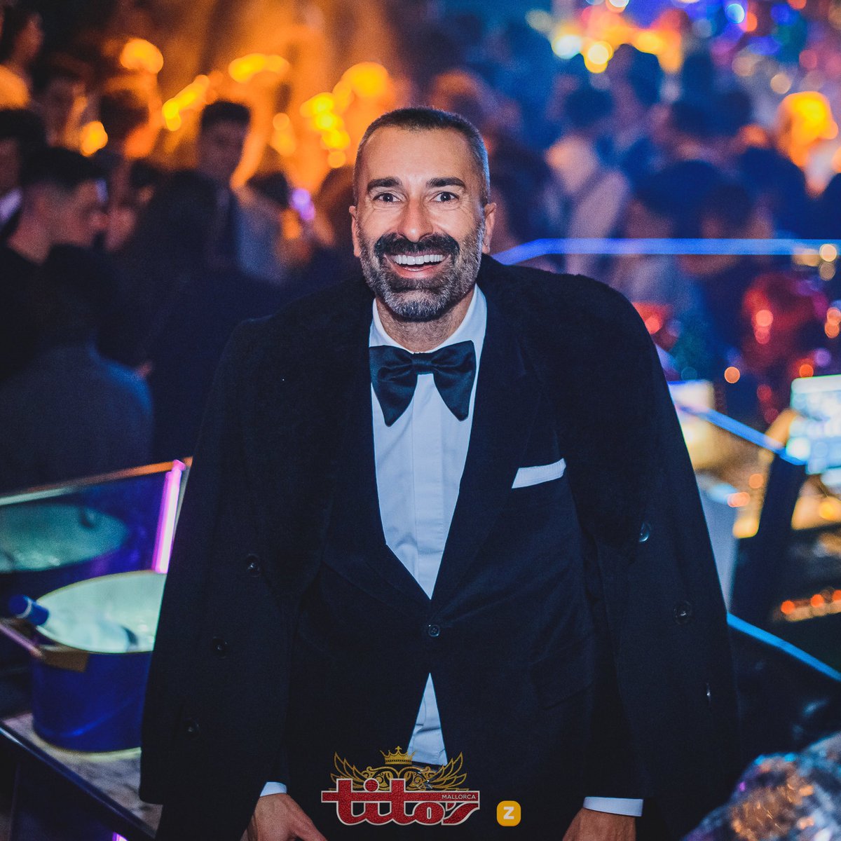 andresllompart's tweet photo. Muy pronto volvemos! #titosmallorca #nightlife #nightstyle #tuxedomen #tuxedo #mentuxedo #hoscos #men #fashionista #streetstyle #outfitoftheday 📸 by @Jose_Zumbs @TitosMallorca https://t.co/ESGyotRraA