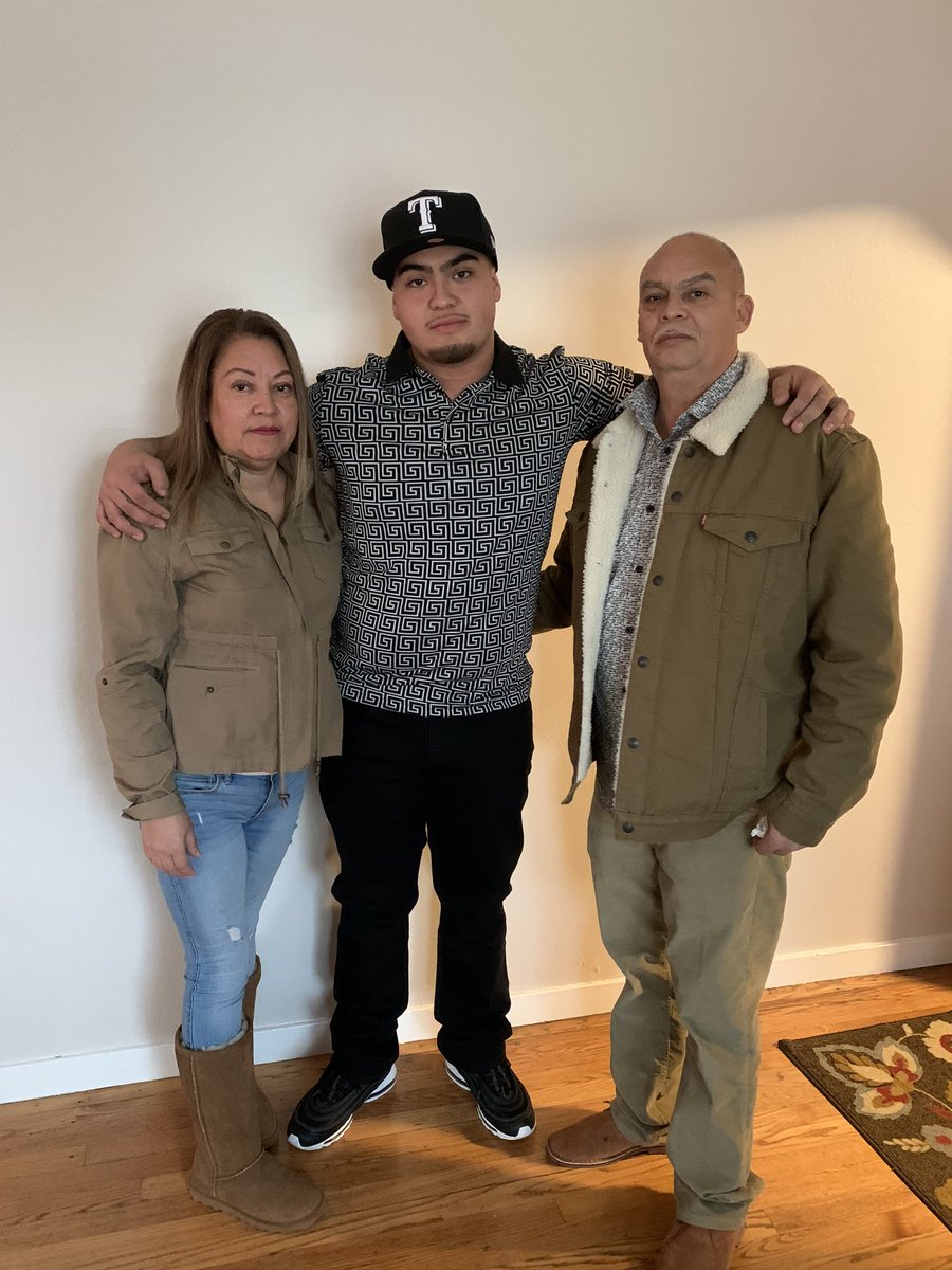 Alejandro510B's tweet photo. I go hard everyday for my mom and pops 💯 #freebandz https://t.co/Fu127pc1mU