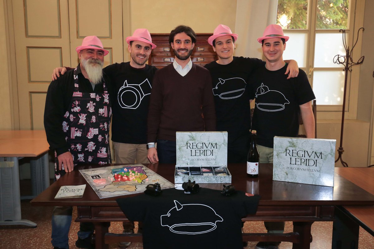 IL “PORCORUM BELLUM” È DIVENTATO REALTÀ 🐷
Domenica 2 febbraio la consegna delle prime 500 scatole del gioco da tavolo realizzato, grazie anche alla Provincia, da quattro giovani intraprendenti reggiani➡️bit.ly/Porcorum