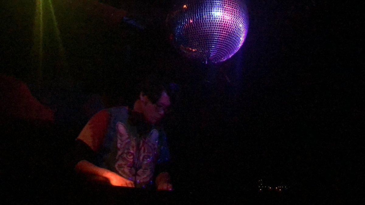 DJ_Megsis's tweet photo. まつだ氏〜かっこいいぞー! ちなみにそのTシャツはどこで買えるんですか #DrumSection https://t.co/2GdICW05eH