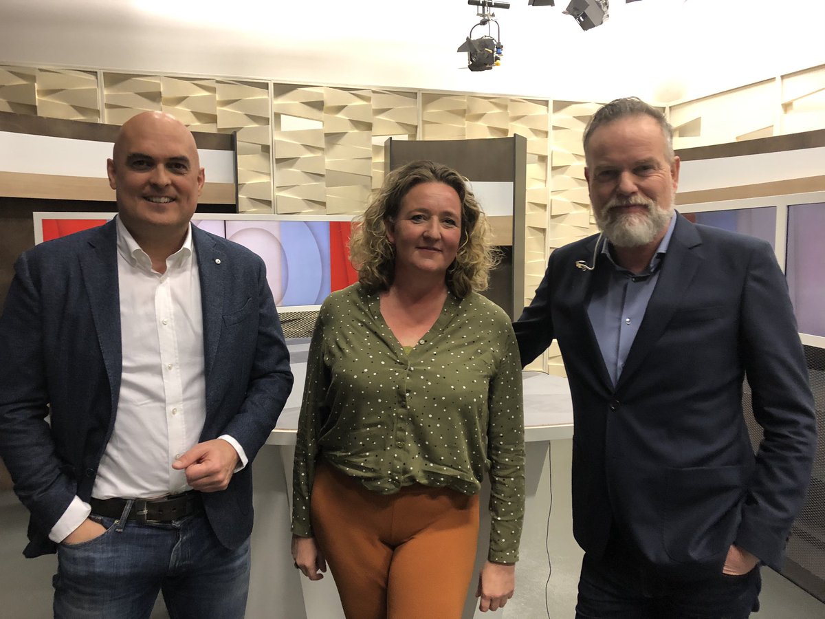 Om 18.30 oere yn <a href="/ItPolytburo/">It Polytburo</a> by <a href="/OmropFryslan/">Omrop Fryslân</a>: wêrom moast <a href="/GentStella/">Stella van Gent</a> fuort as wethâlder fan <a href="/SWFryslan/">Gemeente Súdwest-Fryslân</a>? Wat hat him efter de skermen ôfspile? En wat binne de takomstplannen fan de <a href="/pvdafryslan/">PvdA Fryslân</a>-fertsjintwurdigster? De antwurden om 18.30, 19.30, 20.30, 21.30, 22.30, 23.30 oere!