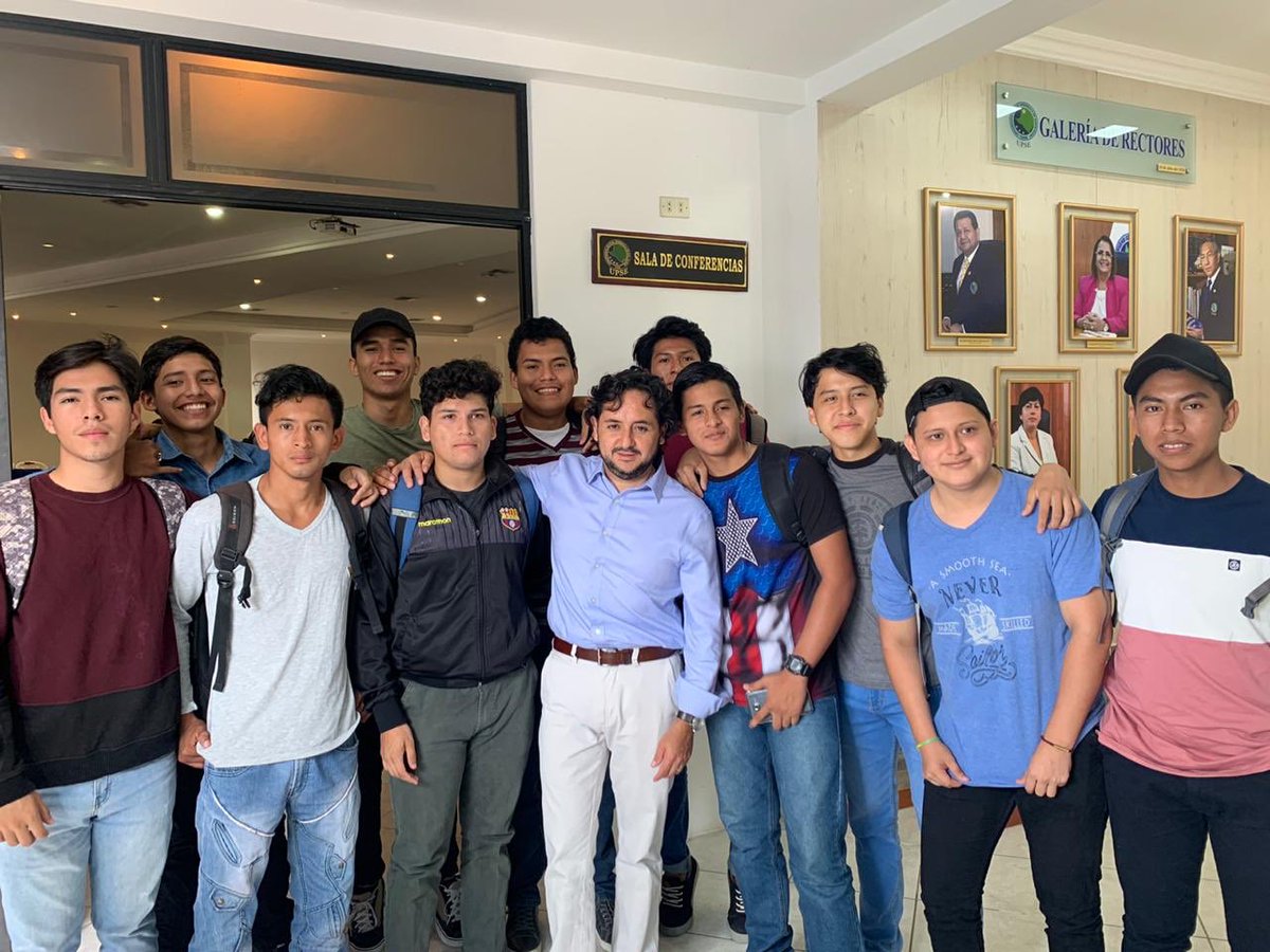 caanmichelena's tweet photo. Hoy en Santa Elena mantuve una reunión con la rectora de la @UPSE_ec con quien dialogamos sobre el papel de la academia en la construcción de un #EcuadorDigital. Además, con los estudiantes compartimos sus inquietudes e ideas sobre cómo innovar tecnológicamente. https://t.co/akvfvXq0Ik