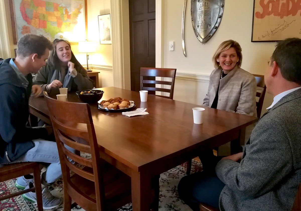 .@AustEmbUSA DCM Katrina Cooper who is visiting the grounds, took time out from her schedule to meet with some Australian students @UVA and learn more about it's global engagement.