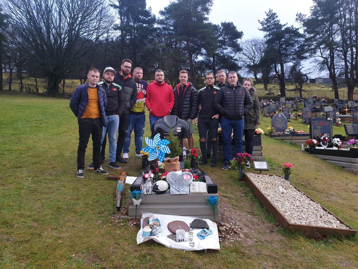 4/5

We came together to enjoy a Christmas meal as one and to remember our fallen friend Dan ‘Lefty’ Martin. R.I.P mukka 🏉

#Standbyme #Brynfamily 🦉