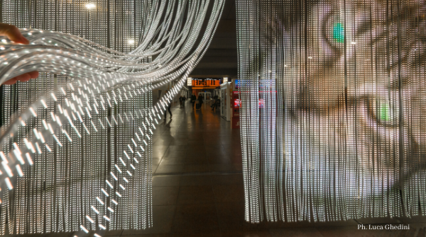 fsitaliane's tweet image. Porte aperte all'arte nella stazione di #Bologna: Morestalgia, opera di Riccardo #Benassi, in mostra fino alle 23.30, nello spazio sotterraneo della hall alta velocità. L'installazione è uno dei main projects di #ArtCityBologna2020. #Xing 
➡️ bit.ly/37zXXKR