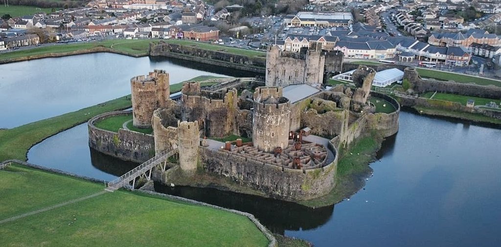Bowen1986's tweet photo. Caerphilly Castle on a friday afternoon. https://t.co/g2A6OhC9af
