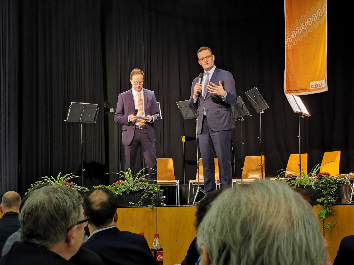 Jens Spahn beantwortet nach seiner Rede noch viele Fragen von Besuchern des Neujahrstreffens der #CDUBadVilbel die <a href="/utter_tobias/">Tobias Utter</a> an <a href="/jensspahn/">Jens Spahn</a> weitergibt.