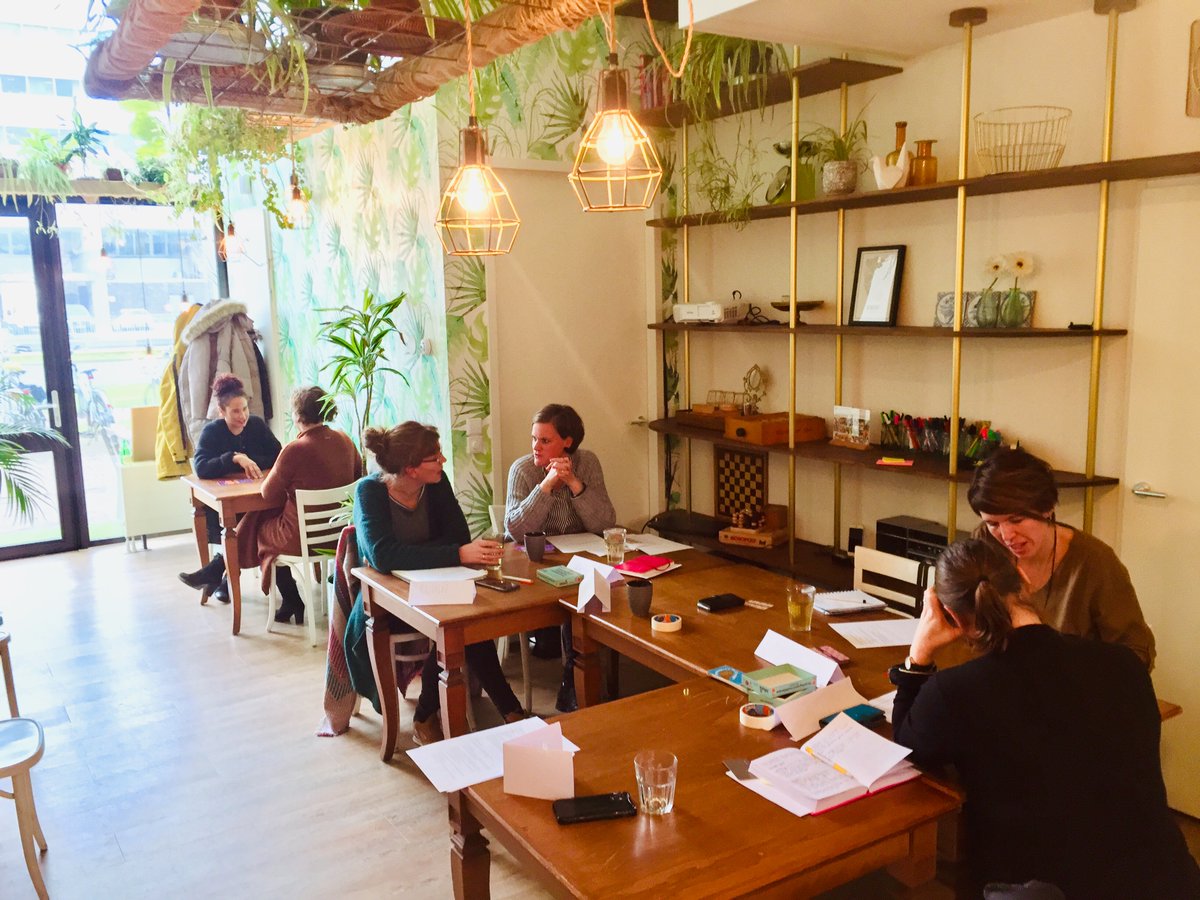 De kracht van de groep! Dat liet deze groep #pedagogischecoach, #speciaalonderwijs en student #pedagogiek zien. Een fijne sfeer om te leren en elkaar in beweging te zetten!
Op zoveel plekken is het #pedagogischkwaliteitenspel inzetbaar om een professional te laten reflecteren