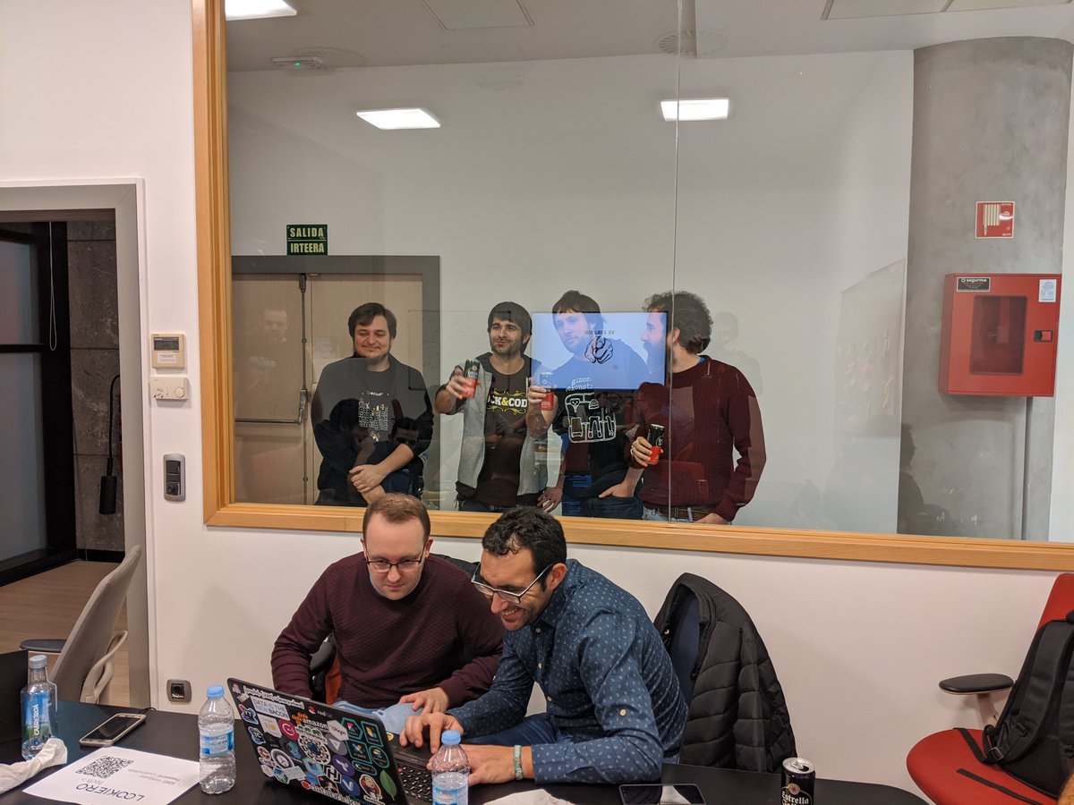 Pues ya está rodando el taller de pact. Gente currando y gente haciendo jubileta programming. Desde la barrera los test se ven mejor 🤔 #bilbostack20 <a href="/bilbaoswcraft/">Bilbao SwCrafters</a>