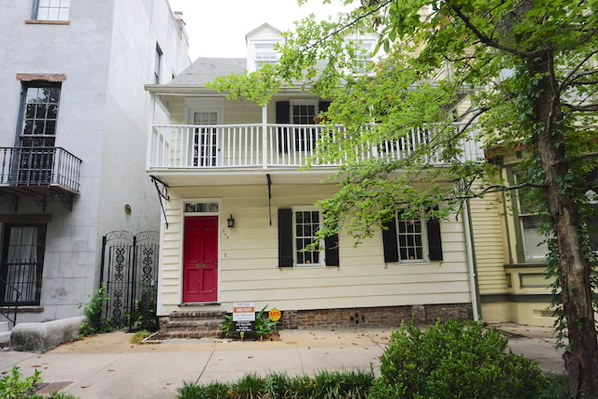 FOR RENT! 308 East Liberty Street | 3 Bedrooms + 2.5 Bathrooms | 3,000 Square Feet | Rental Rate: $4,000/Month | qoo.ly/33264g

Charming updated antebellum townhouse located in the Crawford Ward section of Savannah's Historic District.