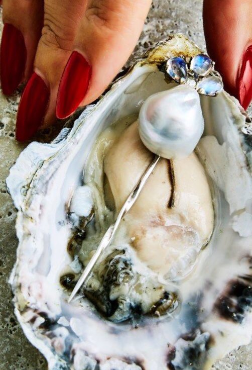 CDPearls's tweet image. The #oneofakind #pearlpin from #colemandouglaspearls now lives far from London in a new very happy home