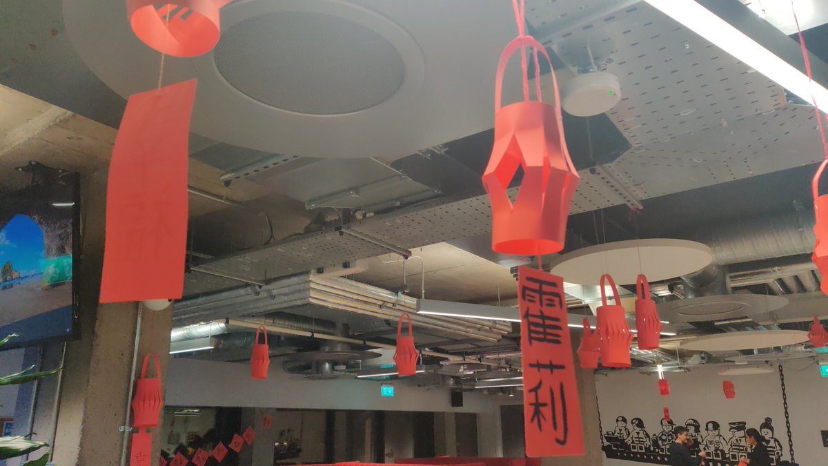 zia_sil's tweet photo. @travelportlife getting ready for Lunar New Year with hand made lanterns and calligraphy 🎉 https://t.co/jji7HJ47Fz