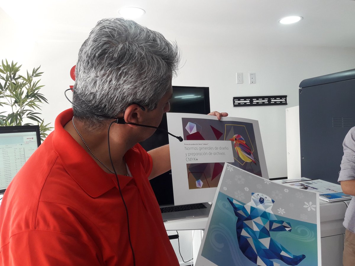 papiro_media's tweet photo. Gustavo Abundis explica cómo diseñar para tonos metalicos.
La máquina Xerox Iridesse puede configurarse con tinta seca CMYK, además de blanco, transparente, plata u oro.
#ExpoSD @sdenlinea @XeroxMexicana https://t.co/feU6tmTwoJ