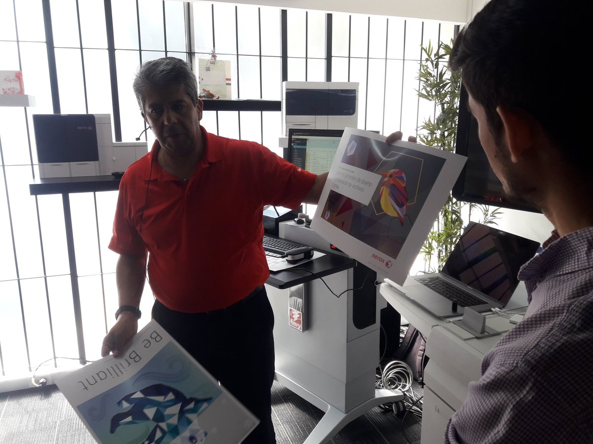 papiro_media's tweet photo. Gustavo Abundis explica cómo diseñar para tonos metalicos.
La máquina Xerox Iridesse puede configurarse con tinta seca CMYK, además de blanco, transparente, plata u oro.
#ExpoSD @sdenlinea @XeroxMexicana https://t.co/feU6tmTwoJ