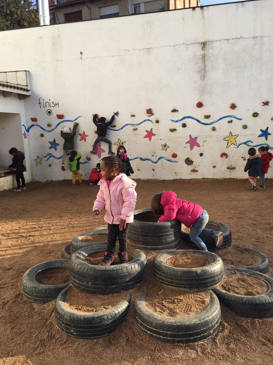 FEDACVic's tweet photo. Avui infantil descobrim nous espais a l'exterior
#escalem #equilibri #converses #psicomotricitat #avuixdemà2024 #passióxeducar https://t.co/IAH5whp7vS