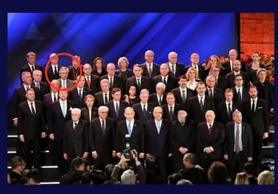 nachomdeo's tweet photo. El protocolo es un acuerdo para manejarse en eventos públicos. Nadie te obliga a respetarlos. Solo que, hete aquí su importancia. se trata de un modo de mostrar respeto hacia el tema y el anfitrión. 
Beto, era un evento por el Holocausto, no la final de la Libertadores https://t.co/uRwah8T3RR