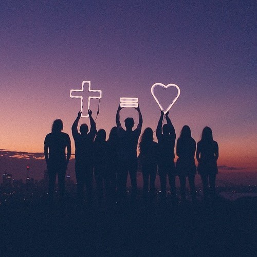 Somos propriedade exclusiva de Deus e o inimigo não pode nos tocar. Fomos escolhidos pelo próprio Senhor, por isso estamos aqui para anunciar Sua Palavra àqueles que não o conhecem, pois o Senhor nos tirou do mundo de trevas e nos trouxe para Sua maravilhosa luz. #prarefletir