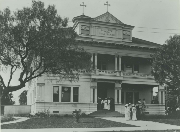SMHistoryMuseum's tweet photo. The Academy of the Holy Names opened on Sept. 4, 1899 in a modest house near 4th St. and Arizona Ave. It moved to 3rd St. and Arizona Ave., and remained open until 1925. Circa 1901. ID: 36.2.4000 #FallbackFridays #InternationalDayofEducation https://t.co/Cn8dVeIzqv https://t.co/tm99t9p6tm