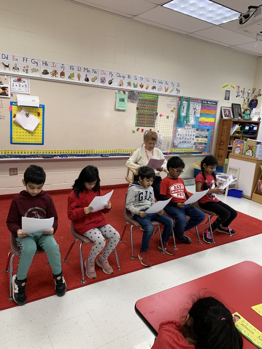 PatriciaDelGuer's tweet photo. First grade students Students putting on the play The Three Little Elephants!! https://t.co/8pwZhuBNRt