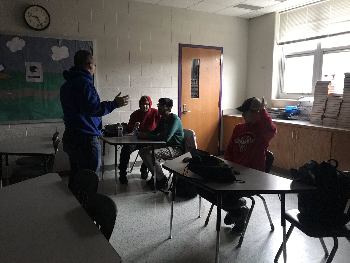 Class with the lights off to conserve energy #vadecacleansup