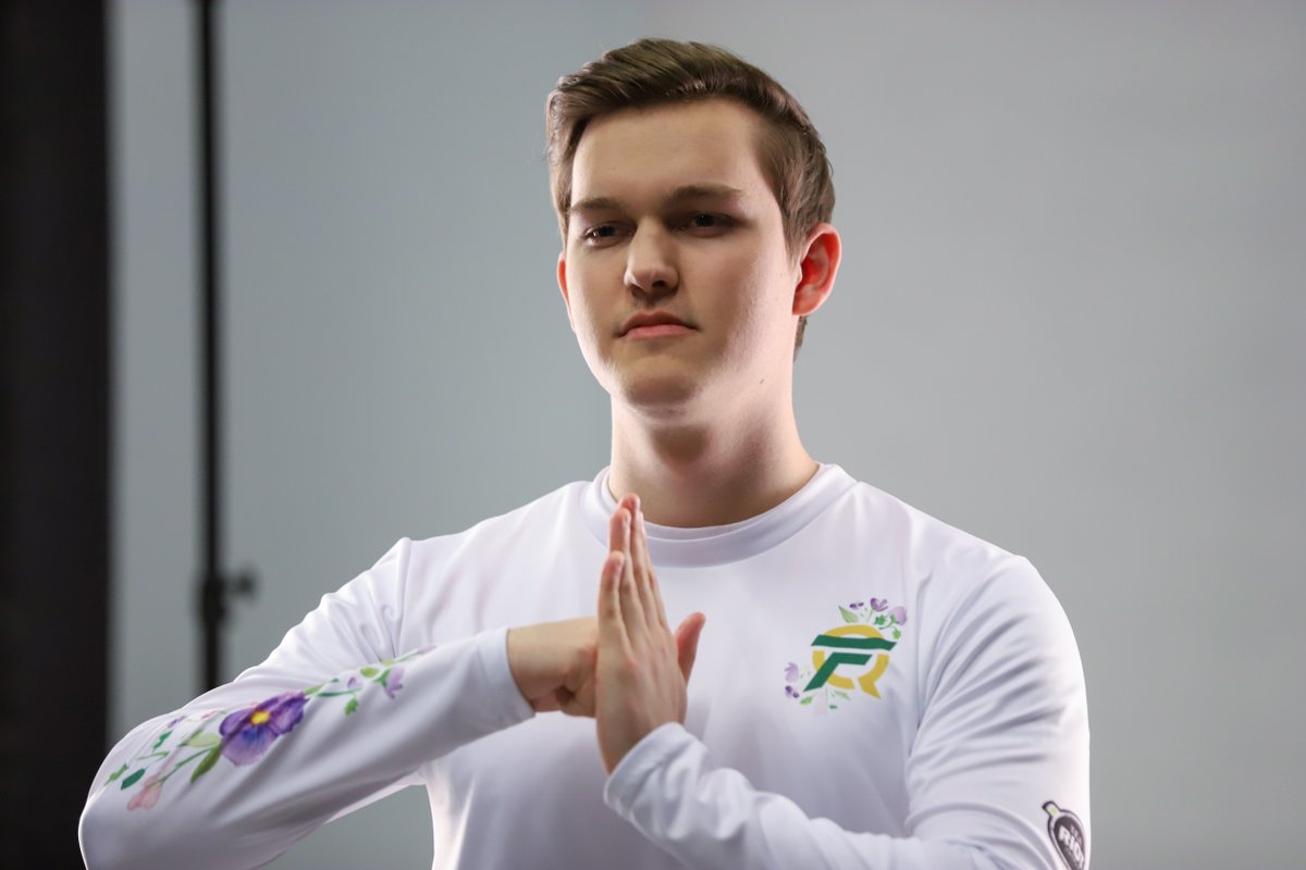 Santorin's tweet photo. Giving away my new @FlyQuest jersey! 
Just RT and reply with your favorite song🎶
#GoGreen #ShowcaseGreatness https://t.co/zN1eq6J3HR