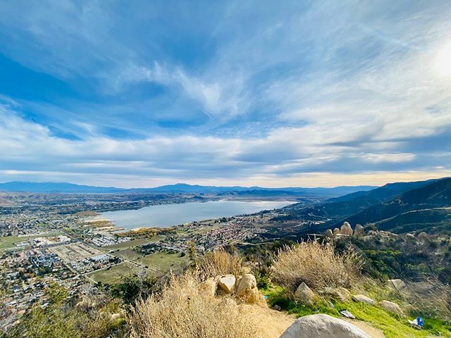 soffi__studio's tweet photo. Stepping outside for some fresh air, big sky, and perspective - #tsunamiglassworks #newworkinthemaking https://t.co/23ysrlL7hV https://t.co/LmTHFszSde