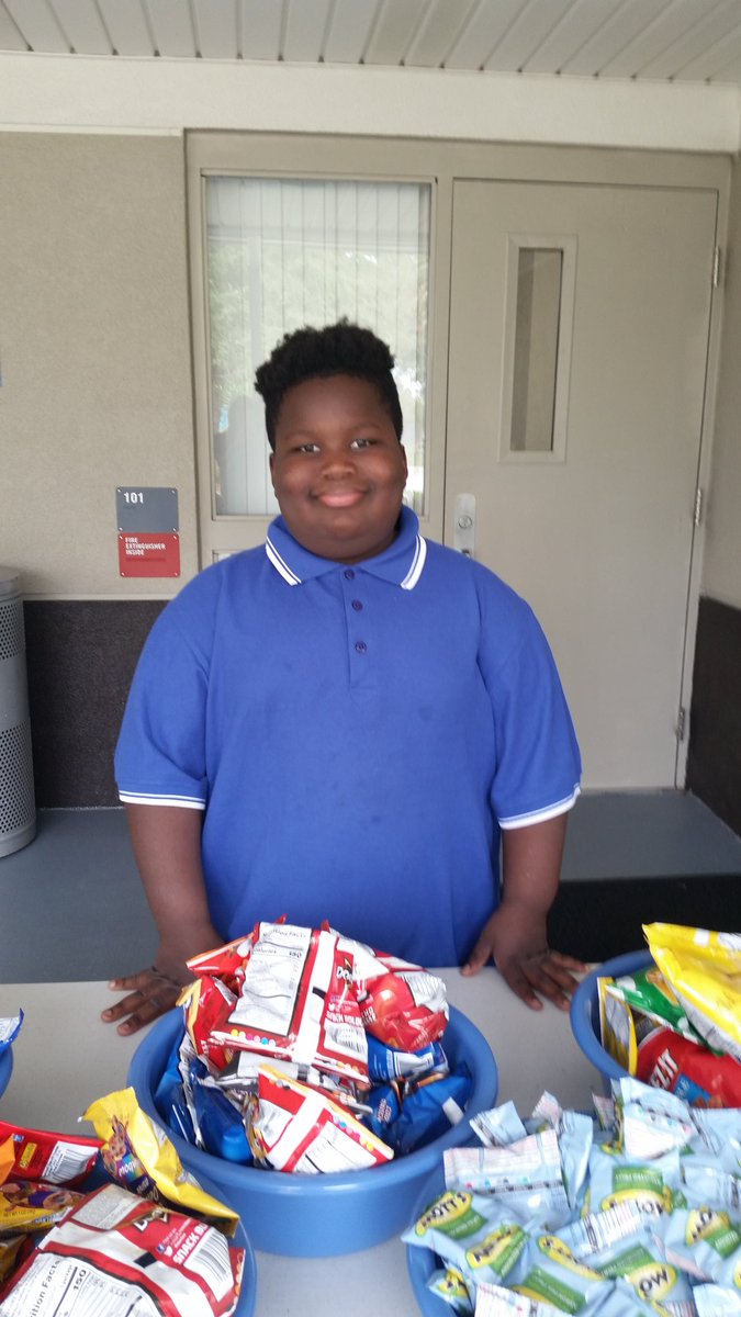 My best helper for Snack Day! <a href="/oakparklions/">Oak Park ES</a> #behaviormatters