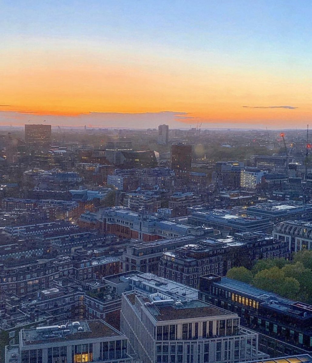 What better way to impress guests at your next event than with our incredible views across London’s skyline. Cheers to that! (And Friday 🥳) #events #eventprofs #london