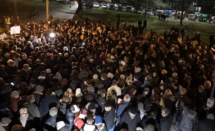 lorenzotosa's tweet photo. La straordinaria risposta dei cittadini del #Pilastro, scesi in piazza in centinaia al fianco di Yassin. Dedicata a Salvini, a chi viene qui sotto elezioni a citofonare, a spremere a piene mani l’odio che lui stesso ha contribuito a creare, e poi sparisce. Dignità infinita. ❤️ https://t.co/ywGeLKQqwP