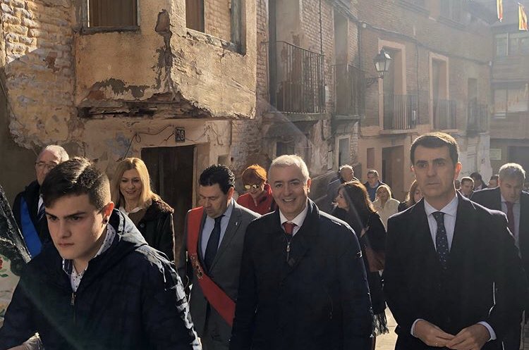 pedronavarrol's tweet photo. Día de fiesta en #Illueca entre amigos y mucho recuerdos. Gracias @IgnacioIllueca por tu invitación y por ser un referente del @PPdeZaragoza siempre #sanbabil https://t.co/syKRQSlN92