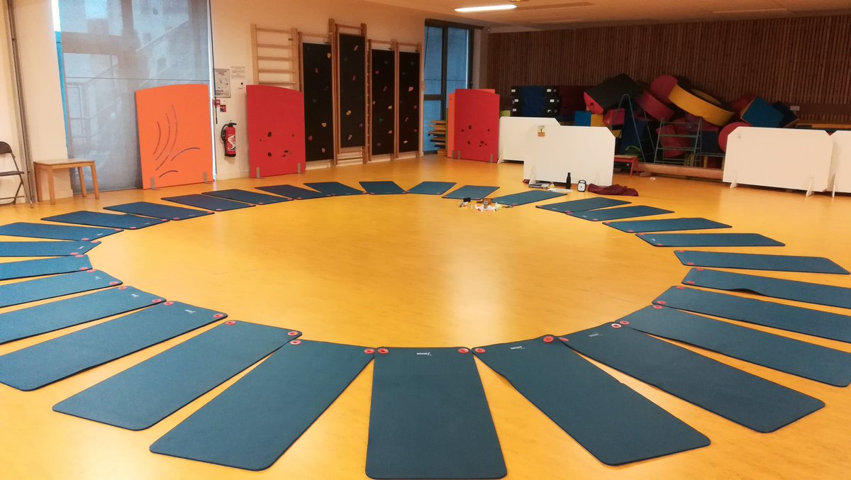 dudillieu1's tweet photo. Un atelier de yoga en groupe classe 28 petites têtes de 3 à 6 ans.. Yes I did it!!! Et quelle belle présence https://t.co/V2PGsdmIMf