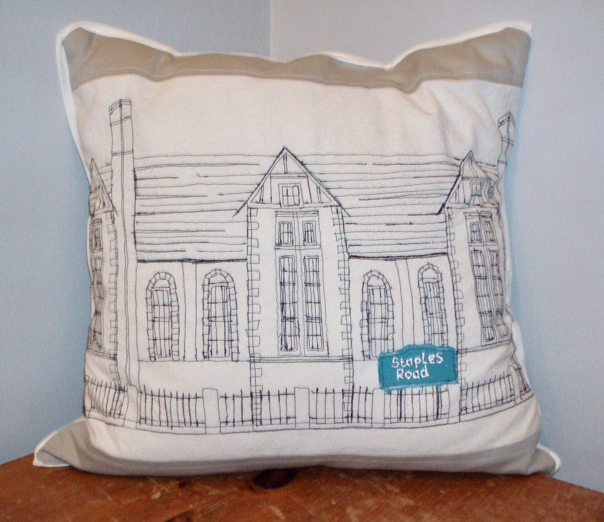jo81_ret's tweet photo. A cushion commission I did for a teacher retiring....machine stitched in a sketchy style of the school she worked at #womaninbizhour #SmallBiz #ATSocialMedia #crafthour #cushions #CraftBizParty #britishcrafthour #etsyshop #handmadebyme #londonislovingit #handmadehour https://t.co/pMzEZugf0Z
