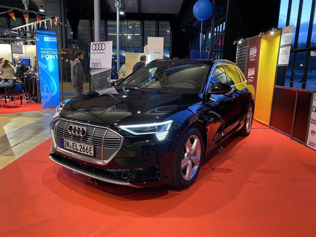 RADIOSZENE's tweet image. Der neue #Audi kann #HybridRadio - schaltet automatisch von UKW/DAB auf den #Webstream um und gleicht beide aneinander an 

#SalonRadio
#EuropeanRadioShow
#PodVillage