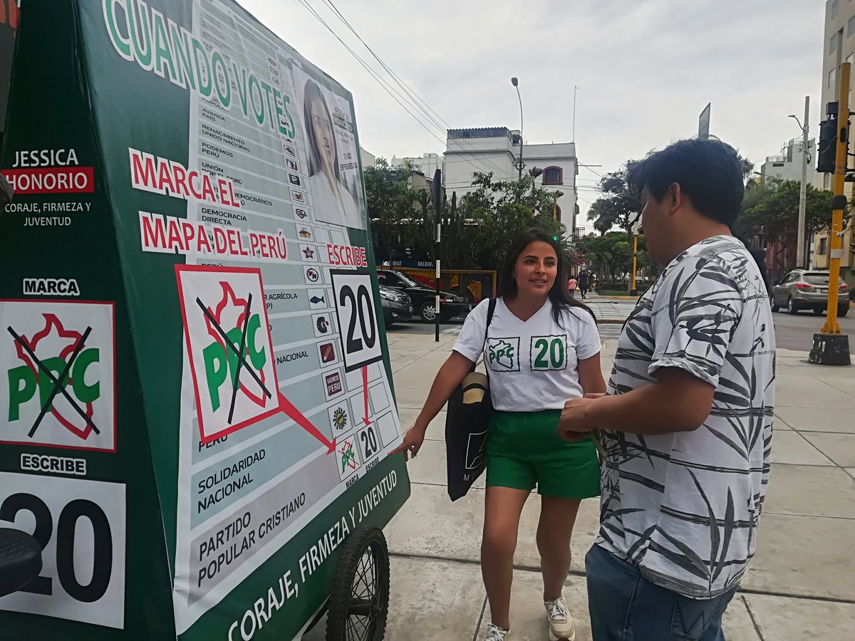 JHonorioVidal's tweet photo. El #VotoVoluntario acompañado de #EducaciónCívica es una propuesta dl @ppc_peru. Por eso salimos a la calle a enseñar a votar a los ciudadanos para que puedan ejercer un voto responsable y sensato🙋🏻♀️😊🇵🇪
#YoVotoPPC20 #Ponle20AlCongreso
@ExpresoPeru @juventudppcista @larepublica_pe https://t.co/ecITu25ogl